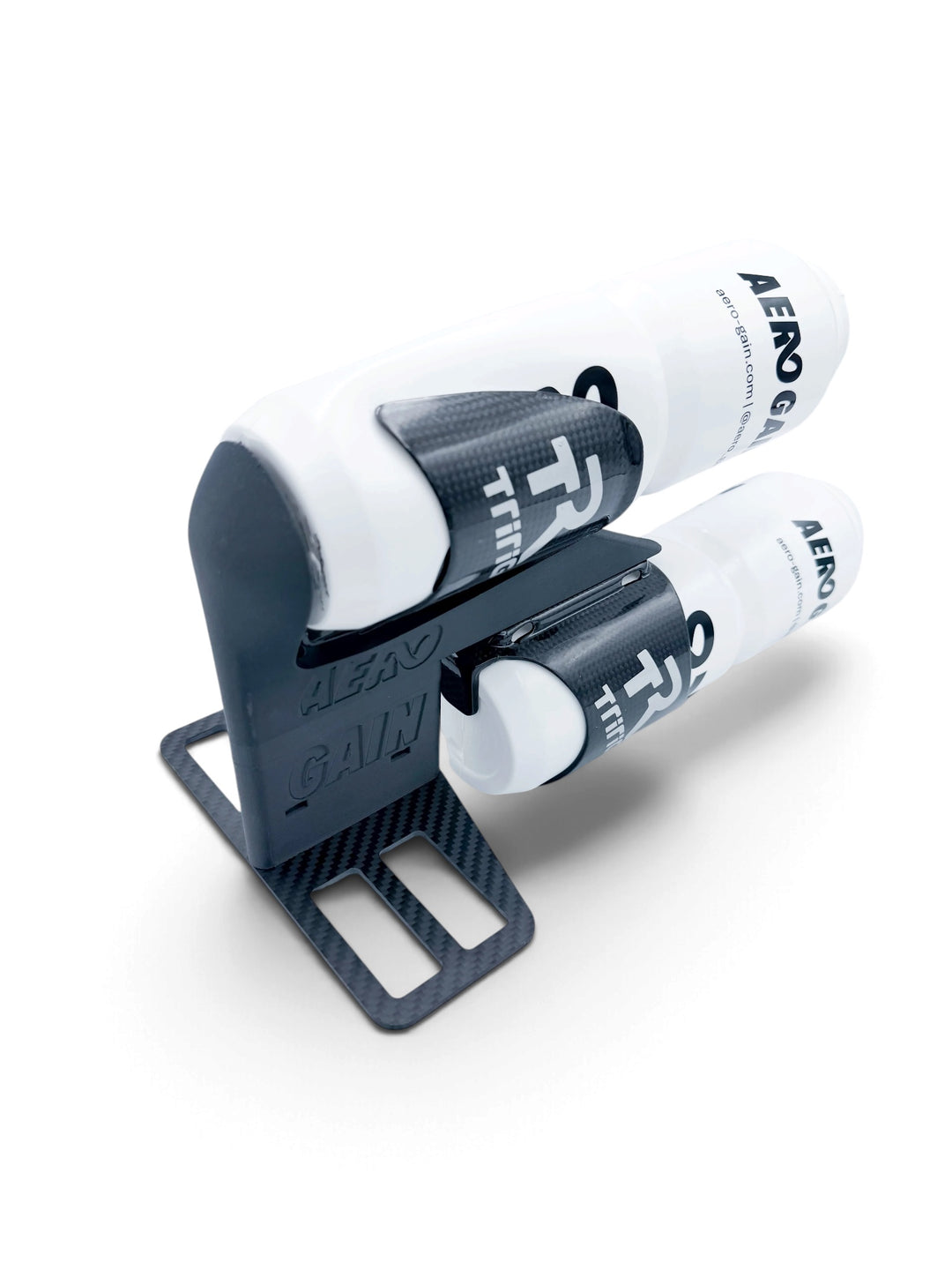AeroGain Aero BTA system on the 3 mm carbon fibre mount plate with two bottles in carbon cages, front three-quarter view, white background