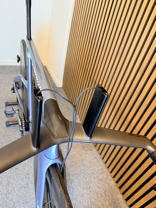 Paso 1 del montaje del Aero Cockpit: las torres de espaciadores de la bici, sin nada montado todavía