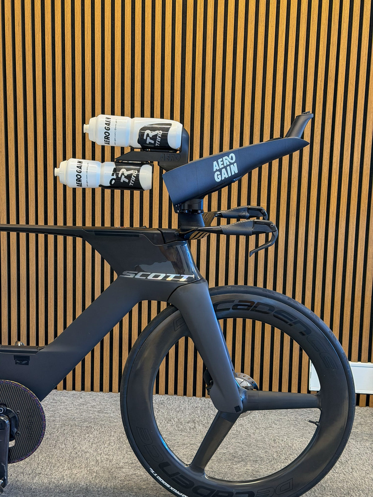 Aero Cockpit fitted to a Scott TT bike with two aero bottles carried between the arms
