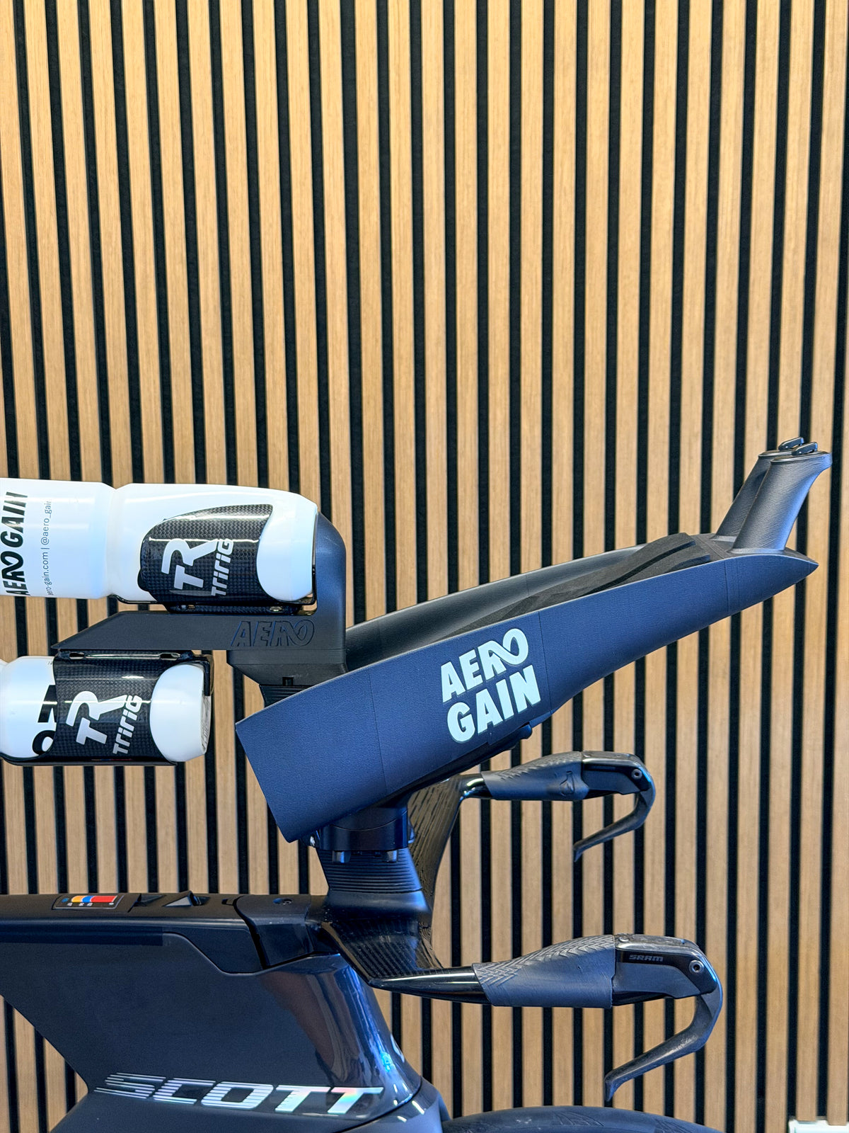 Close view of the Aero Cockpit on a Scott TT bike with two bottles carried between the arms