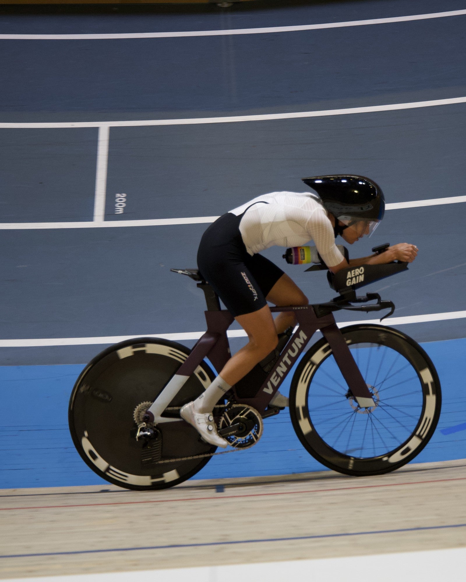 Lisa Perterer sull'Aero Cockpit, in pista al velodromo