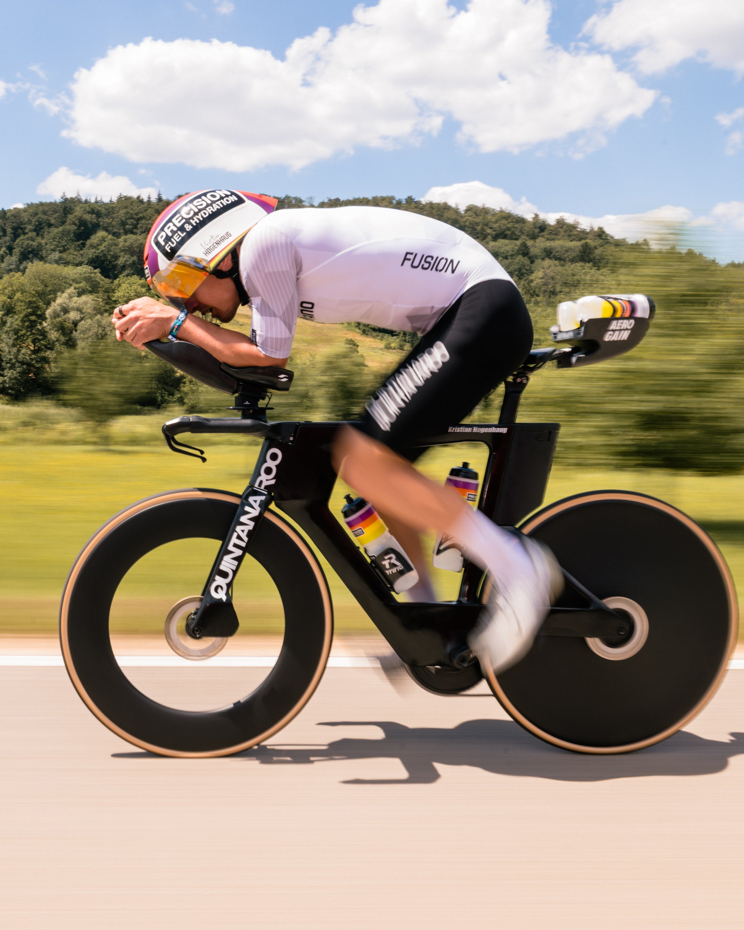 Kristian Høgenhaug bei der Challenge Roth 2026 auf einem Quintana Roo TT-Rad mit dem AeroGain Aero BTS PRO und zwei Flaschen hinter dem Sattel