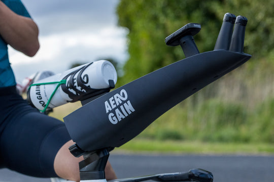 El antebrazo de un ciclista apoyado en el reposabrazos del Custom Aero Cockpit PRO, en carretera